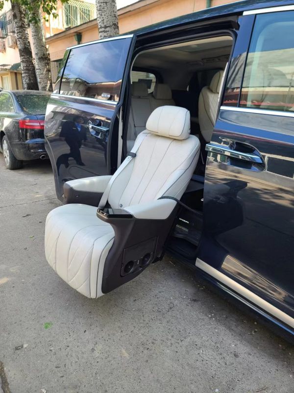 電動旋轉升降福祉座椅（ SUV+商務車） 騰勢D9-